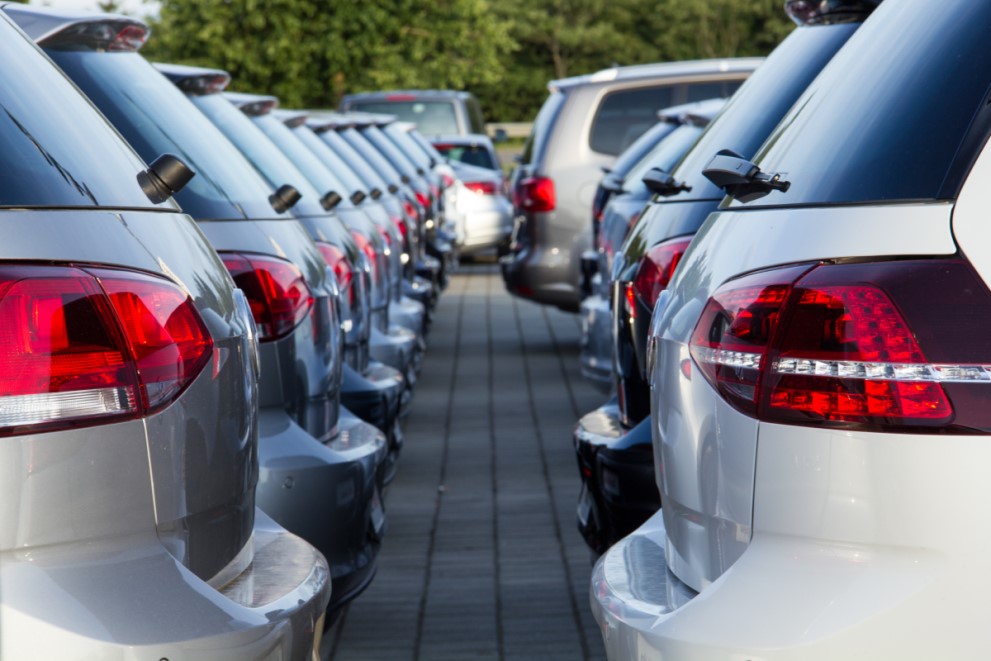 Autos parken auf Außenfläche eines Autohauses