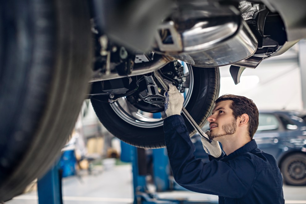 Mechaniker repariert Auto in Werkstatt