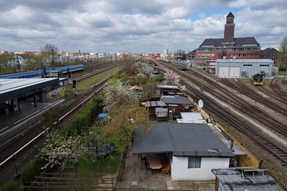 Kleingartenkolonie zwischen Bahngleisen