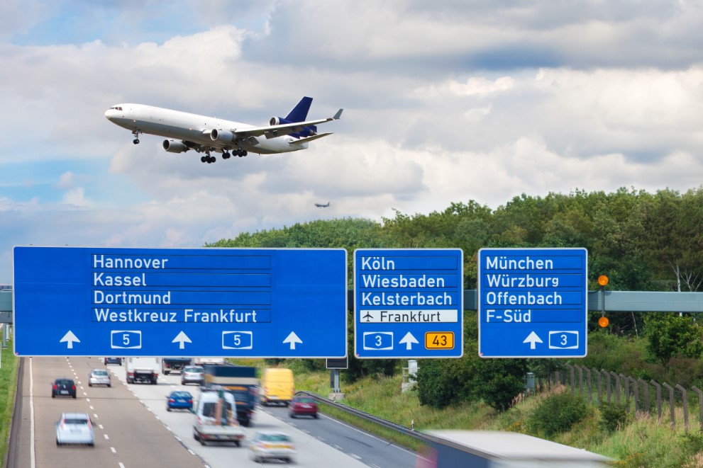 Flugzeug fliegt über Autobahn