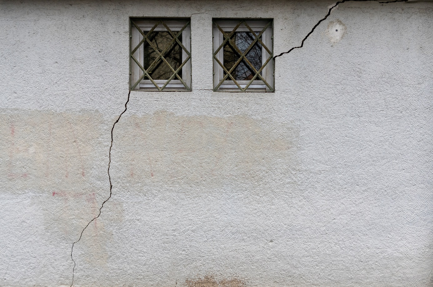 Risse in Hausfassade durch Bergschäden