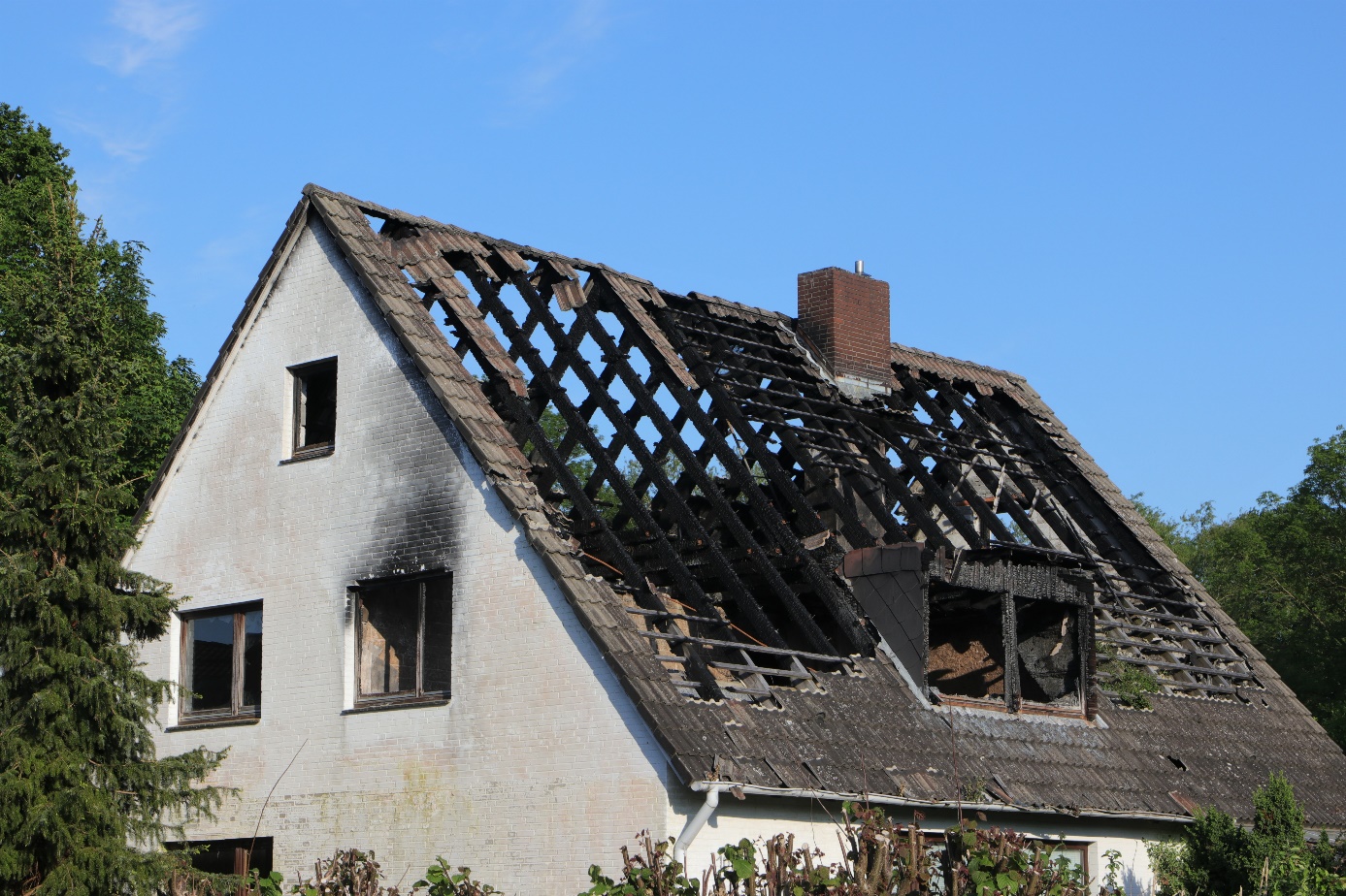 Durch Brand beschädigtes Haus