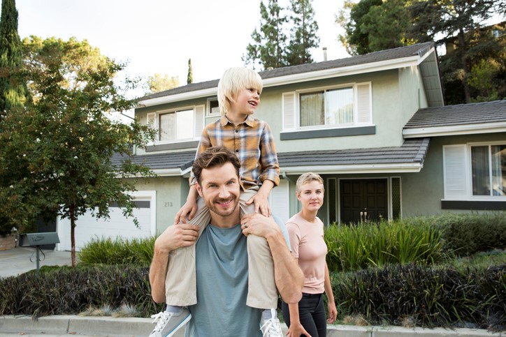 Strahlende Gesichter ohne Sorgen rund ums Haus nach Immobilienkaufberatung