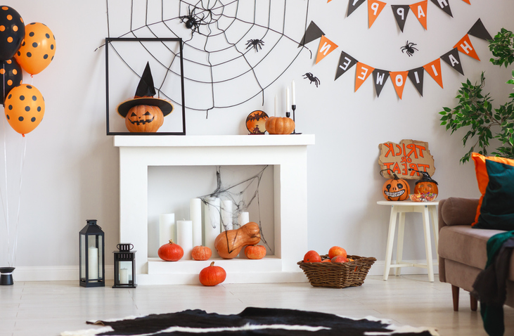 Wohnzimmer mit Halloween-Dekoration