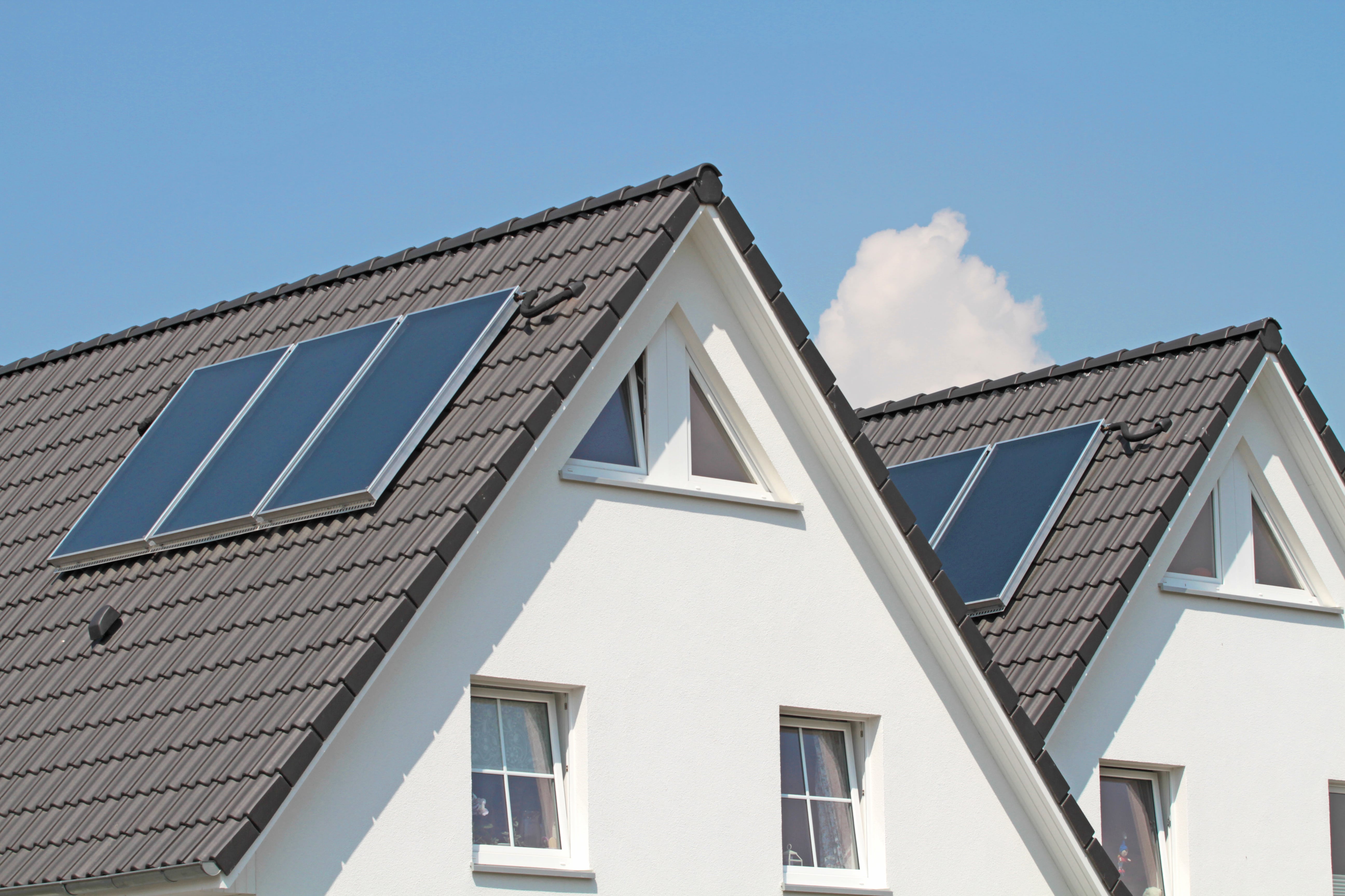 Zwei Häuser mit Solaranlage auf Dach