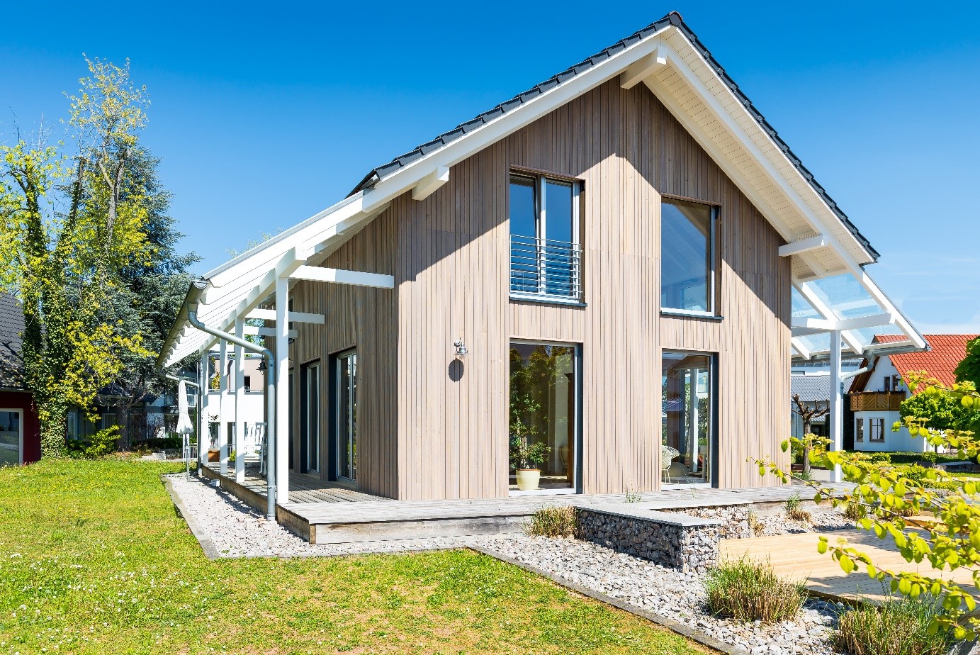 Modernes Einfamilienhaus aus Holz mit Garten