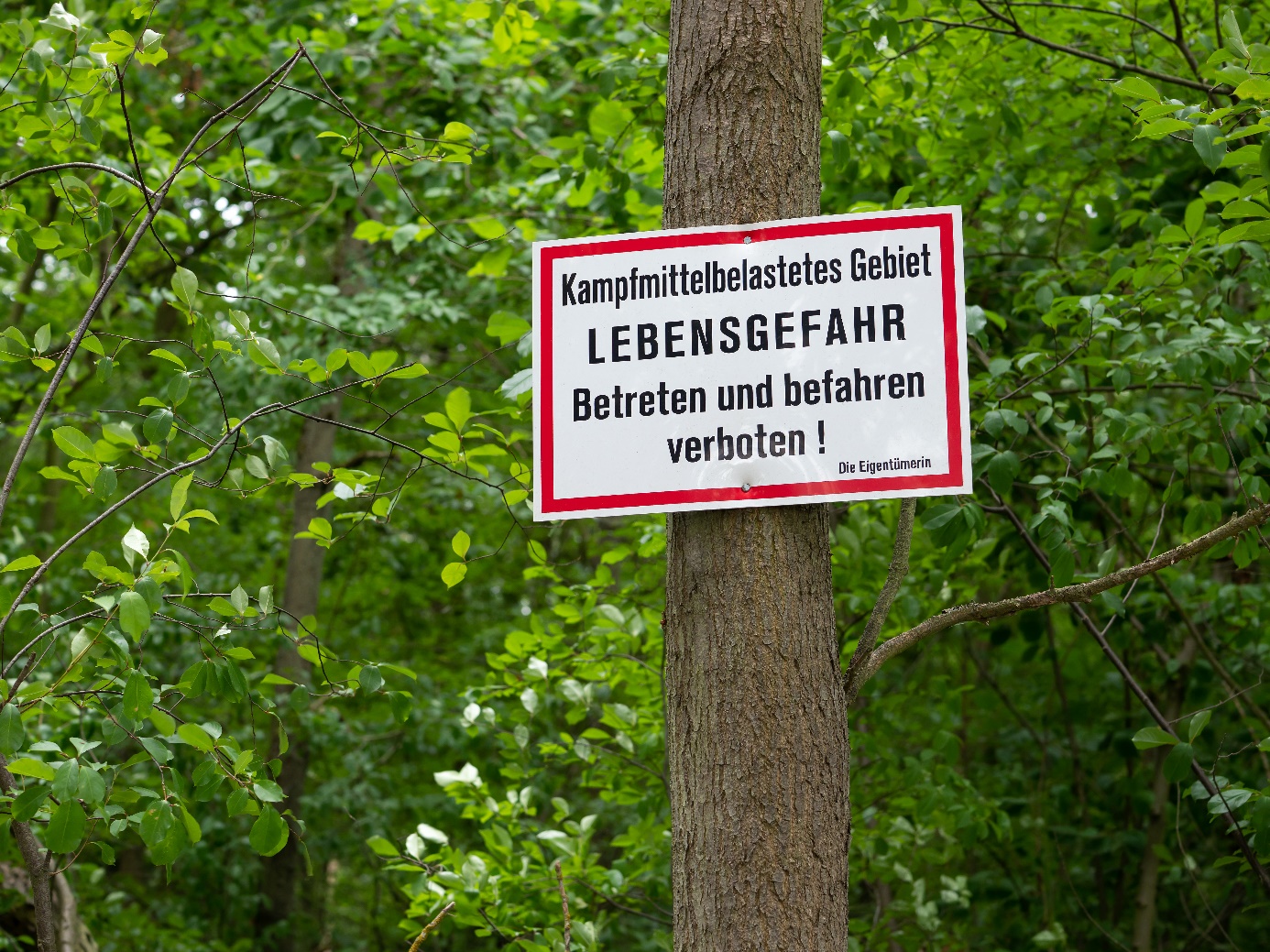 Warnschild vor kampfmittelbelastetem Gebiet