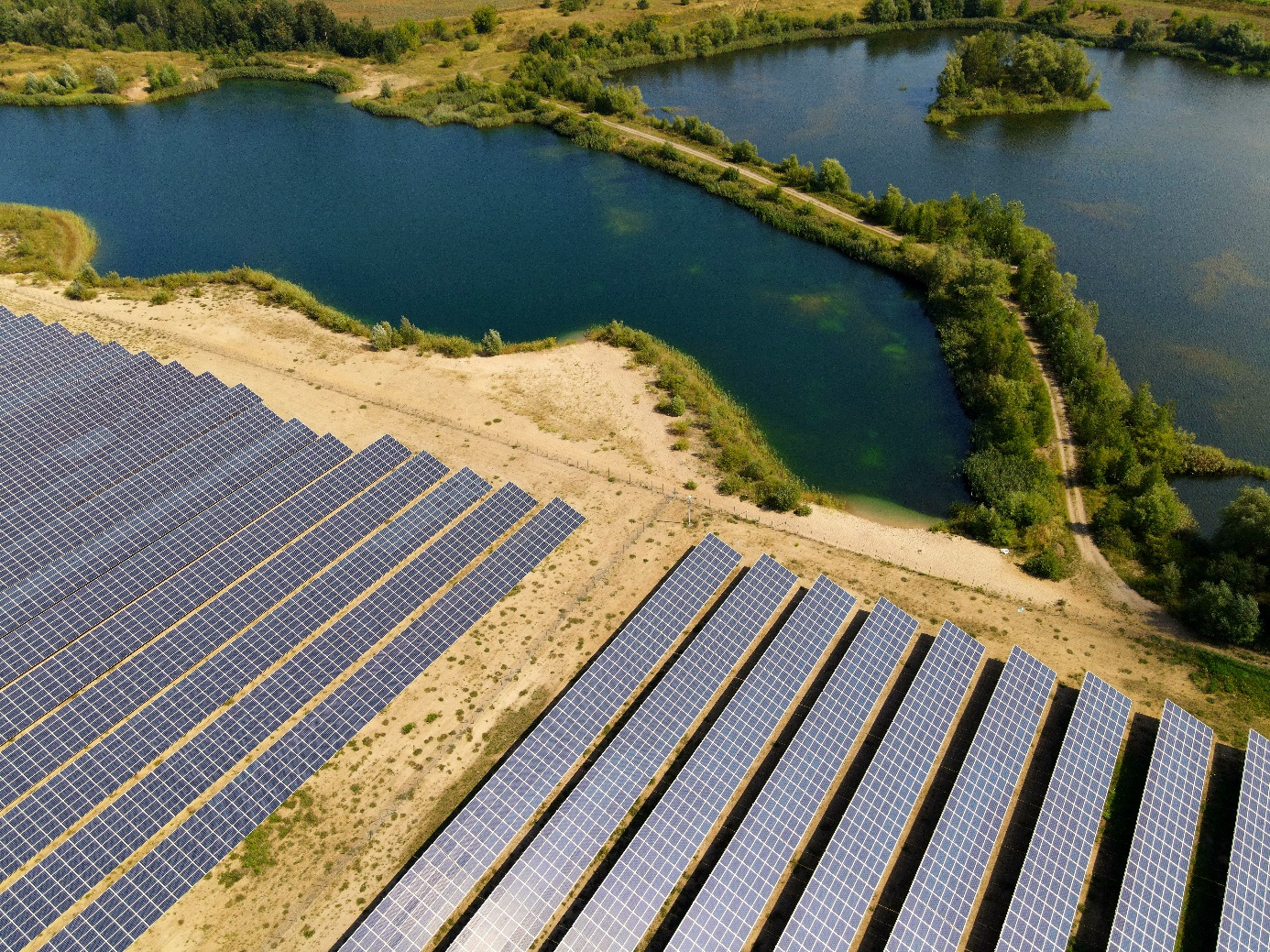 PV-Freiflächenanlage neben zwei Seen