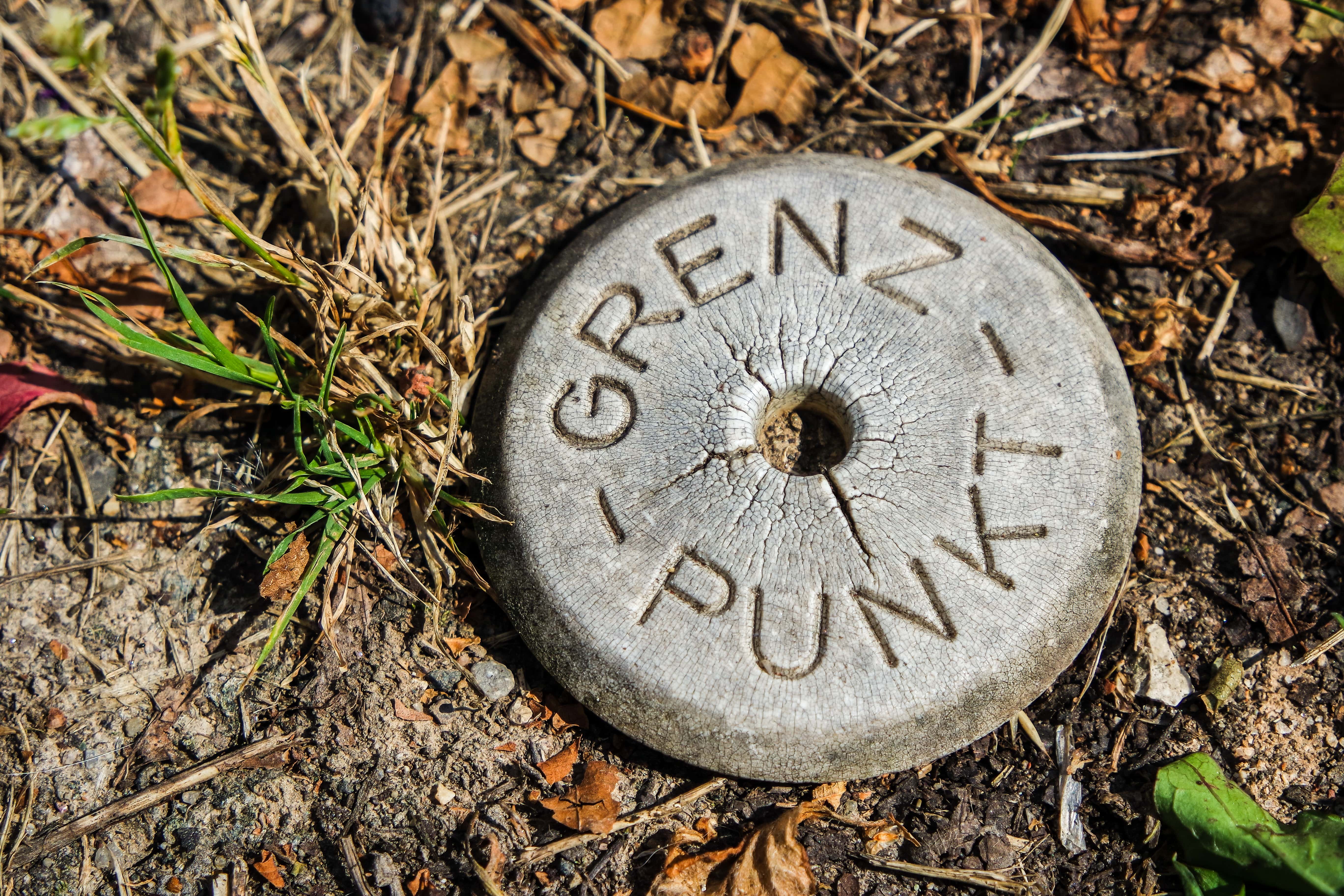 Grenzpunkt auf dem Boden