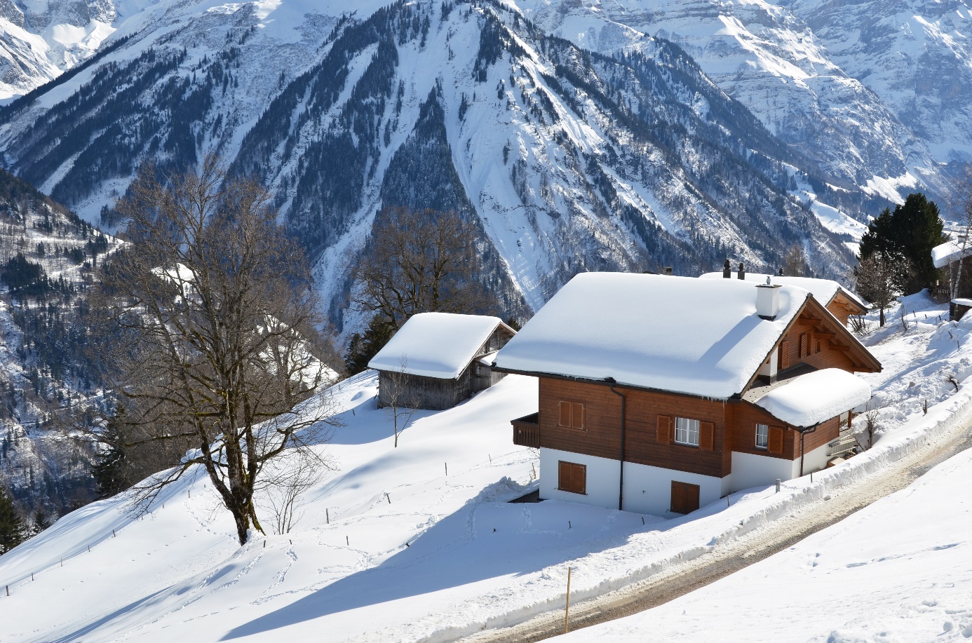 Chalet inmitten von schneebedeckten Bergen