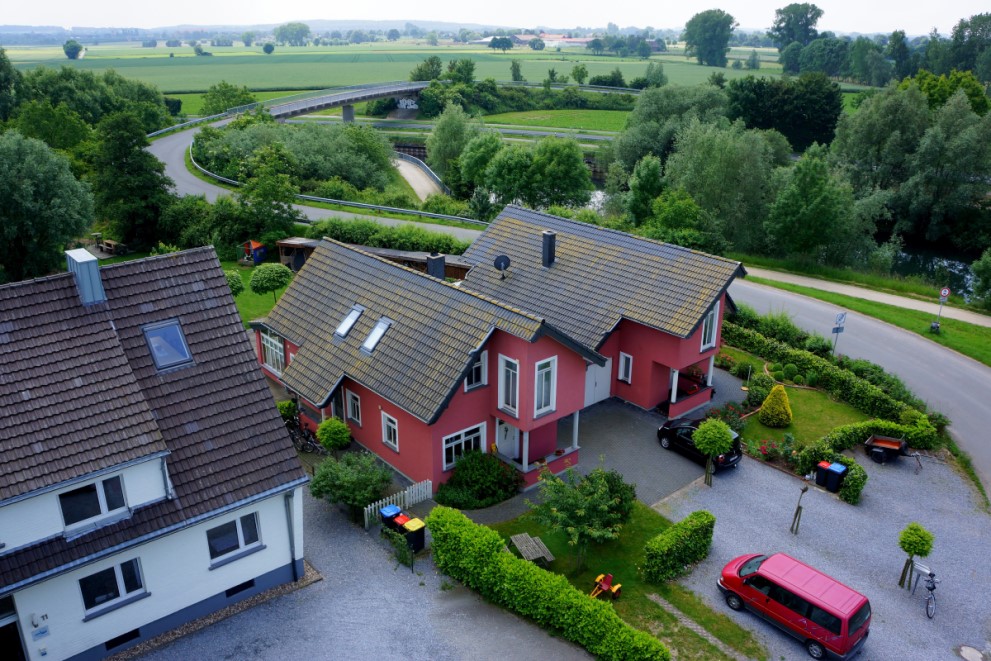 Einfamilienhaus neben Doppelhaus