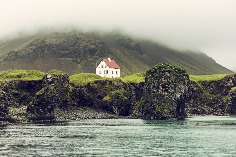 Einsames Haus auf Klippe