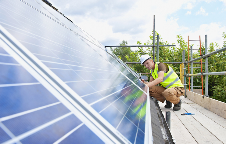 Wartungsarbeiten an Photovoltaikanlage auf Dach