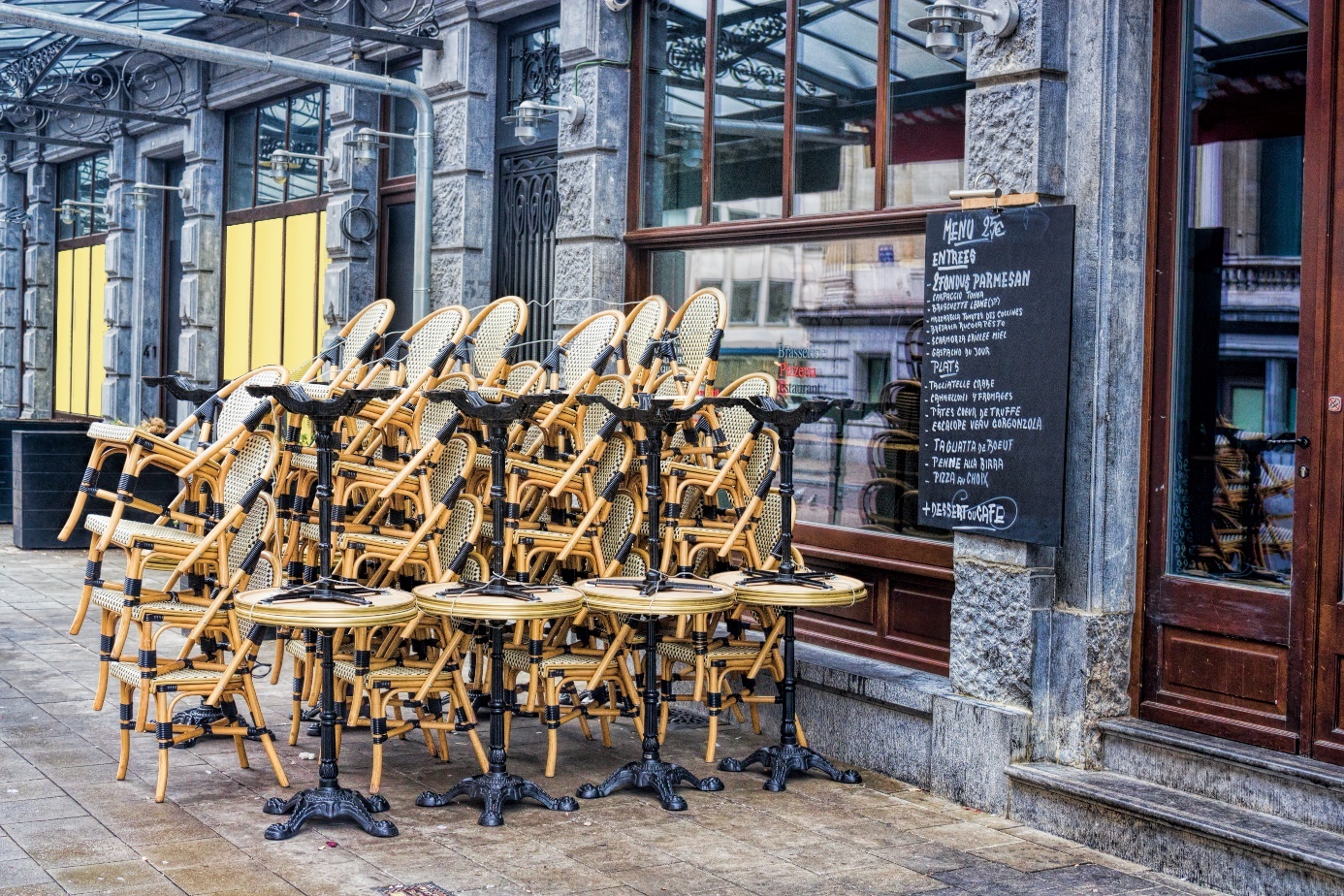 Stühle vor geschlossener Gastronomie