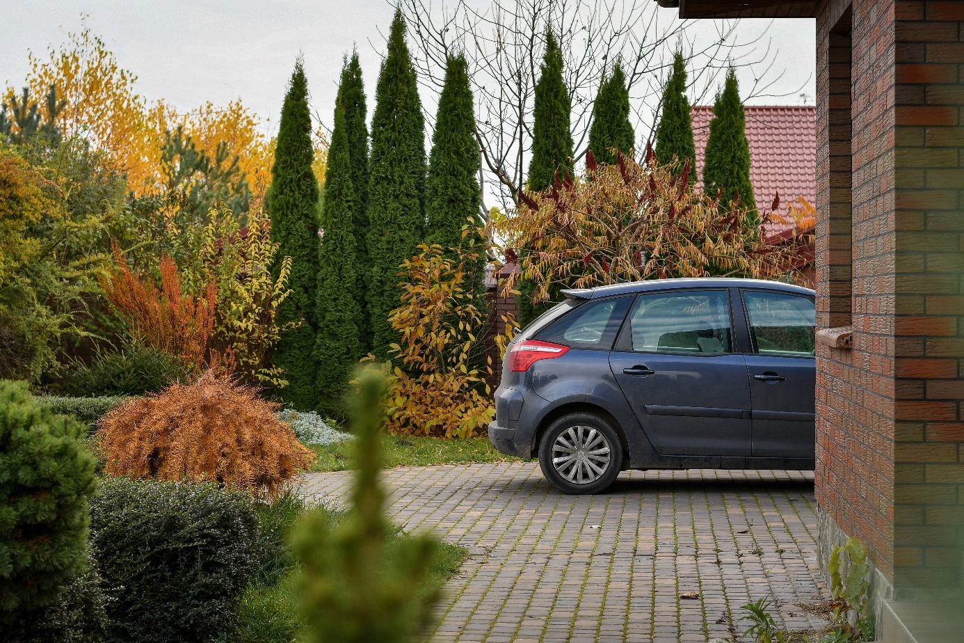 Auto steht auf Grundstück neben Haus.