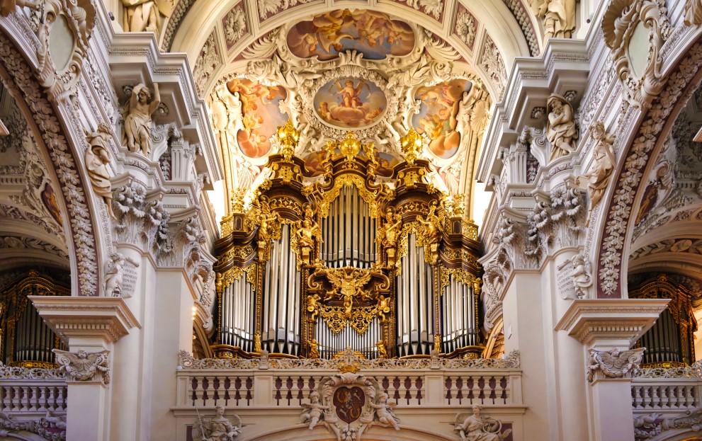 Kirche mit kunstvoll verzierter Orgel