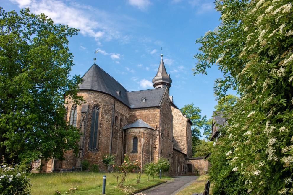 Historische Kirche im Grünen