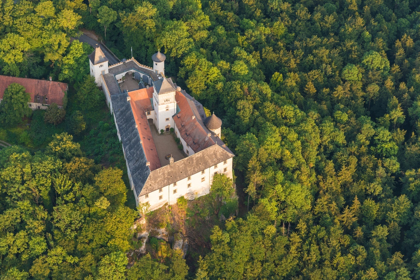 Schloss mit umliegender Waldfläche