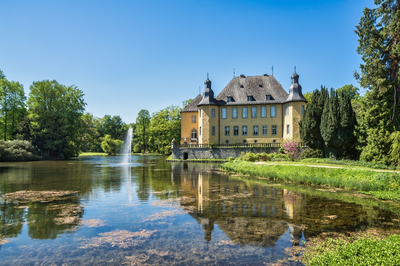 Schloss mit Teich und Gartenanlage