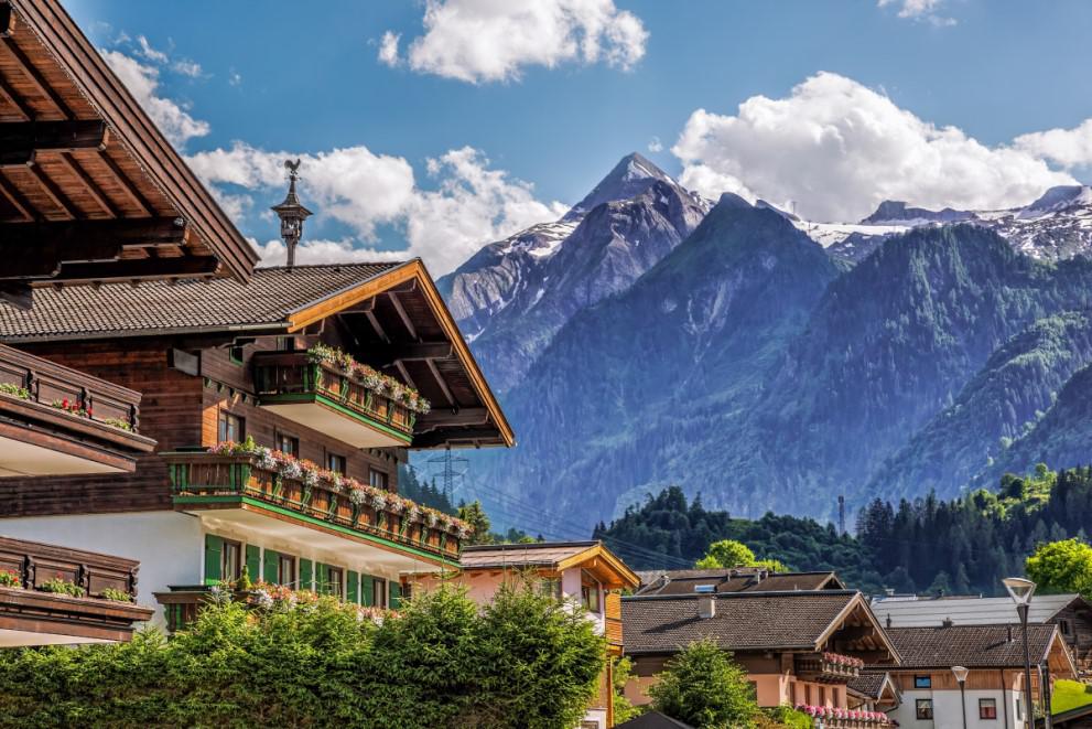 Pension vor Bergpanorama in Österreich